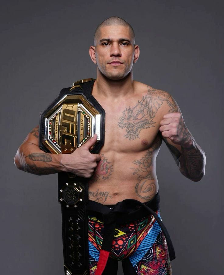 Foto de perfil de Alex Pereira, lutador com cinturão de campeão.