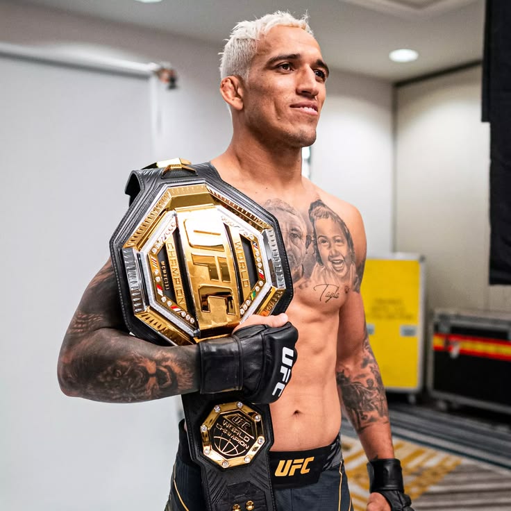 Foto de perfil de Charles do Bronx, atleta em posição de luta.